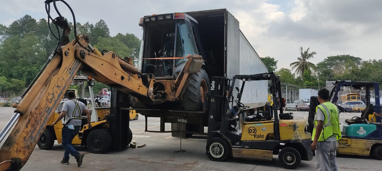 Montacargas en acción, carga pesada