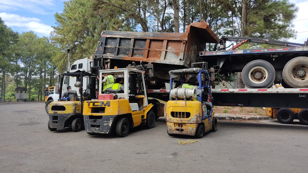Maniobra de contenedor en puerto
