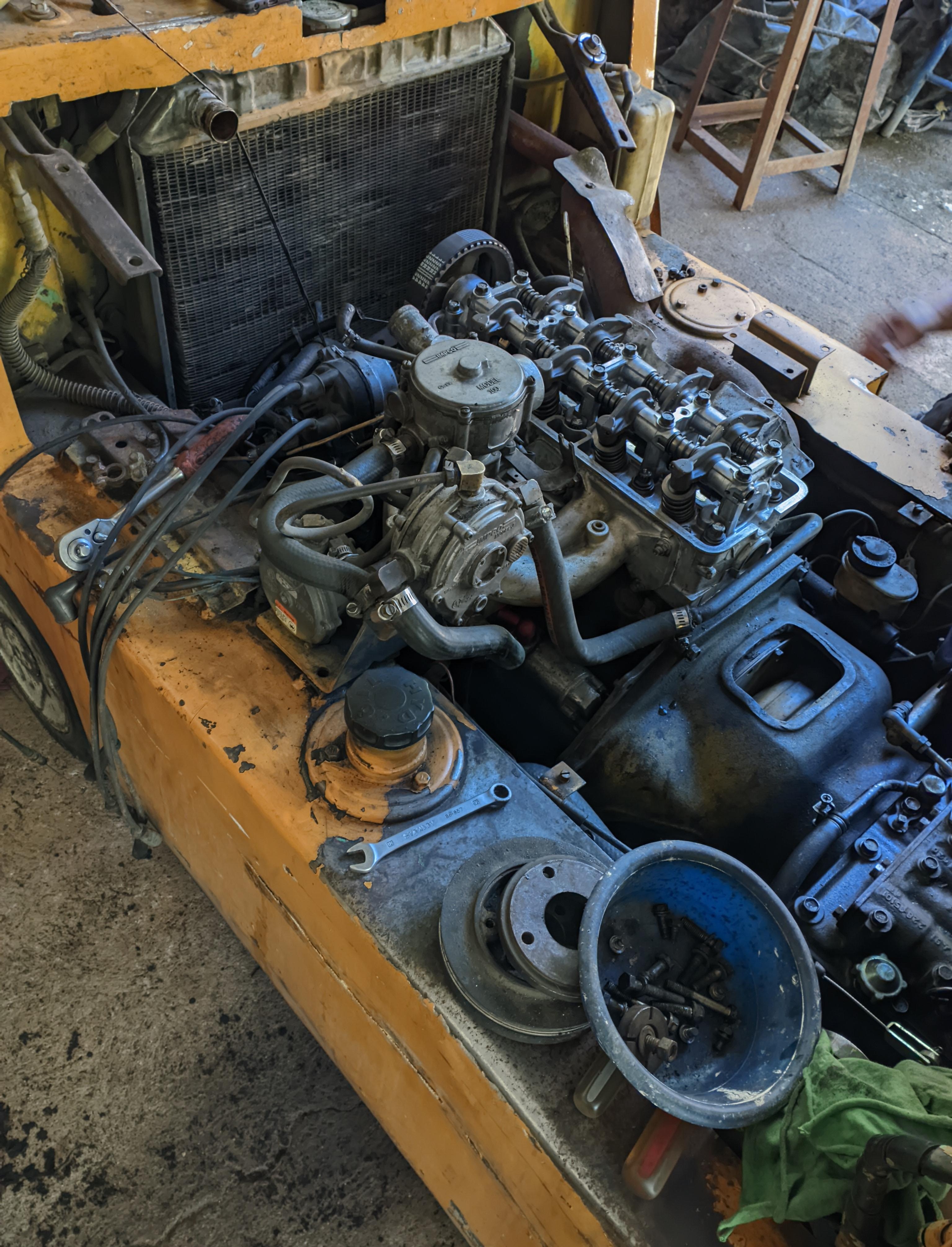 Personal realizando mantenimiento de maquinaria